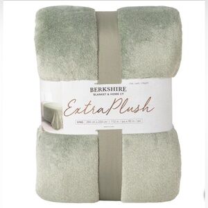 Berkshire QUEEN Extra Plush Blanket Green  - Machine Washable